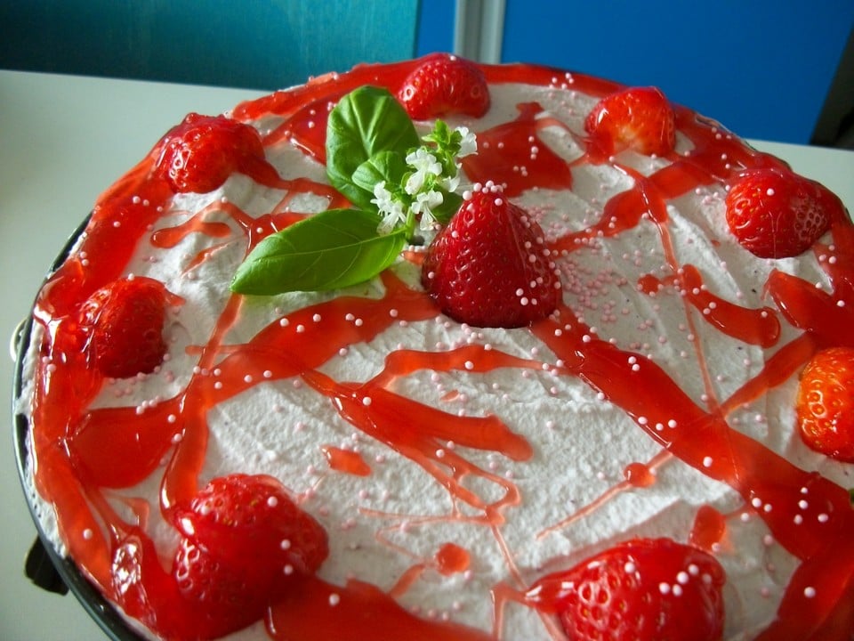 Erdbeer-Frischkäse-Torte (ohne backen mit einem Keks Schoko Boden ...